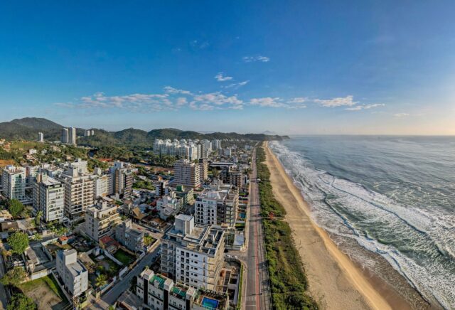 UM DOS MERCADOS MAIS PROMISSORES DO BRASIL ESTÁ AQUI 🌊

A evolução da Praia Brava, em Itajaí, é um verdadeiro case de sucesso no mercado imobiliário nacional. Com investimentos constantes em infraestrutura, a região se consolidou como um dos metros quadrados mais valorizados do Brasil — e as projeções seguem em plena ascensão.

Sua localização estratégica, entre Balneário Camboriú e o centro de Itajaí, atrai investidores exigentes e reforça ainda mais seu potencial. Empreendimentos de altíssimo padrão se integram a um cenário que une modernidade, segurança e qualidade de vida, sem abrir mão do contato com a natureza que só a Praia Brava oferece.

Um lugar onde viver bem e investir andam lado a lado.