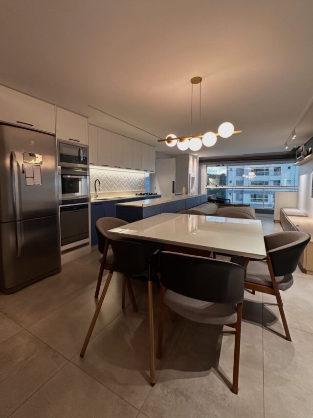 Apartamento mobiliado a poucos metros da Beira-Rio em Itajaí/SC.
Conforto, localização privilegiada e um verdadeiro Home Club esperando por você.

- 93 m² privativos
- 3 dormitórios (1 suíte)
- 3 vagas de garagem (gaveta) + home box
- Banheiro social + lavabo
- Área de serviço separada
- Living integrado

▫️ R$ 1.590.000,00

Lazer completo estilo Home Club:
Piscinas (adulto, infantil e térmica com raia) • Spa • Sauna • Academia • Cinema • Pub • Boate • 4 salões de festas • Playground • Brinquedoteca • Sala de jogos • Espaço teen • Mini quadra • E muito mais!

📲 Agende sua visita e surpreenda-se!
Valores e disponibilidade sujeitos a alteração.