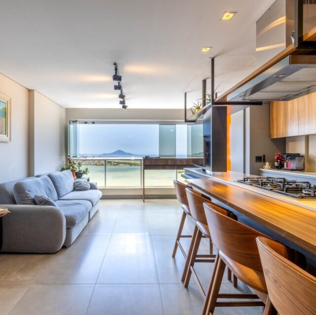 APARTAMENTO COM 3 SUÍTES NO BAIRRO FAZENDA, PRÓXIMO A BEIRA RIO, POR R$ 2.100.000,00 ✨

📍Localizado a 50 metros da Beira-Rio.

• 03 suítes
• 108 m2 privativos
• Semimobiliado 
• Andar alto
• Face leste/norte (vista para o mar)
• 02 vagas de garagem 

▫️R$ 2.100.000,00

Empreendimento com área de lazer com mais de 4 mil m2:
- Piscina adulto e infantil
- Piscina térmica com raia
- 02 Hidromassagem
- 02 Spas
- Ampla academia
- Sala de jogos
- Espaço teen
- 02 Playground
- Mini quadra poliesportiva
- Cinema
- Sauna úmida
- Boate e pub
- Sala de poker
- Espaço grill na piscina
- 04 salões de festas
- 02 Bicicletarios

Agende uma visita!