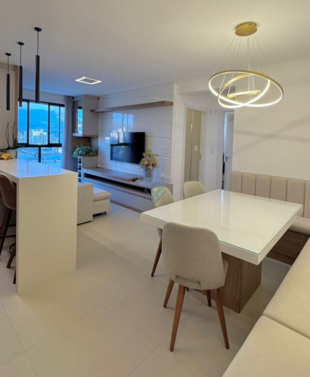 APARTAMENTO MOBILIADO E EQUIPADO NO BAIRRO SÃO JOÃO POR R$ 700.000 ✨

• 01 suíte + 01 dormitório 
• 61m2 privativos
• 01 vaga de garagem

O imóvel possui living integrado com sala de estar e jantar, cozinha funcional e área de serviço, oferecendo um ambiente moderno e bem distribuído.

Localizado em região com fácil acesso a supermercado, farmácia, academia, lotérica e diversas conveniências.

O empreendimento se destaca pelo rooftop com uma vista incrível para a cidade, mar, porto e pôr do sol, além de uma área de lazer completa com 02 jacuzzis, academia, cinema, deck e salão de festas.

Entre em contato para mais informações.