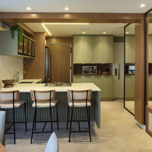 ▫️Apartamento pronto para morar, com 102m² e muito bom gosto!
Possui ampla suíte master com closet + 2 demi suítes, living integrado, lavabo e área de serviço.

Totalmente mobiliado e equipado, com ar-condicionado em todos os ambientes, acabamento em porcelanato Portobello, fechadura eletrônica e som embutido.

🚙🚙🚙 3 vagas de garagem privativas.

▫️R$ 1.490.000,00

Empreendimento localizado no bairro Ressacada, com fácil acesso ao Centro e também a BR 101.
Lazer pensado para toda a família: piscina, spa, salão de festas, rooftop, espaço gourmet, pub e muito mais.

Entre em contato e agende a sua visita!