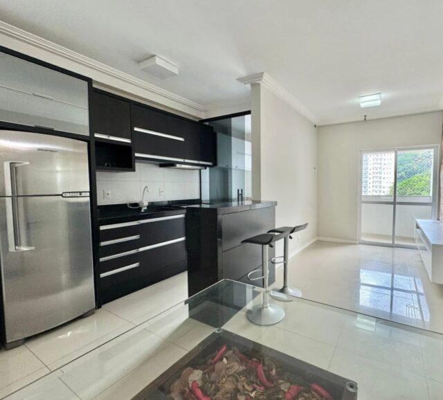 APARTAMENTO COM 1 SUÍTE + 1 DORMITÓRIO POR R$ 550.000 🙌🏻

Com 58,69m² de área privativa, este imóvel une praticidade, conforto e uma localização estratégica, com fácil acesso à BR-101, ao Centro e bem próximo à Univali.

São 1 suíte + 1 dormitório, ambientes bem distribuídos e totalmente mobiliado, ideal para quem busca agilidade na mudança ou um investimento seguro.

O empreendimento conta com hall de entrada, elevador e salão de festas.

Uma excelente opção para morar bem ou investir em uma região com alta procura e ótima mobilidade.

Entre em contato e agende sua visita