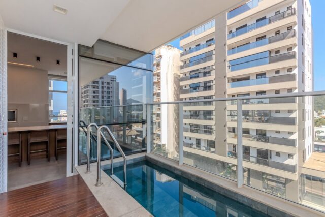 ✨ APARTAMENTO MOBILIADO COM 3 SUÍTES, 3 VAGAS e PISCINA PRIVATIVA, NA PRAIA BRAVA ✨

Um imóvel pensado para quem valoriza conforto, localização e elegância em cada detalhe.

📐 Área privativa de 157 m²
🛏️ 3 suítes
🚗 3 vagas de garagem

💰 Condições facilitadas com parcelamento direto em até 24x:

Valor total: R$ 3.800.000,00
Entrada: R$ 1.520.000,00
24x de R$ 47.500,00
2 reforços de R$ 570.000,00

✨ Estrutura completa de lazer e comodidade:
• Academia
• Sala de jogos
• Salão de festas
• Espaço gourmet
• Piscina
• Hall de entrada decorado e mobiliado
• Entrada para banhistas e box de praia
• Elevador
• Internet nas áreas comuns
• Estar social

Entre em contato para mais informações e agende sua visita.