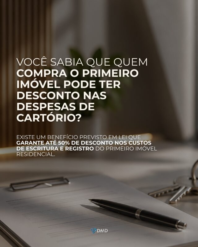 Muita gente não sabe, mas existe um benefício previsto em lei que pode garantir até 50% de desconto nas despesas de escritura e registro do primeiro imóvel residencial.

As despesas de cartório fazem parte do valor total da compra e precisam ser pagas à vista, por isso, qualquer economia nesse momento pode ajudar muito no planejamento financeiro.

Quem pode ter direito ao benefício?
• Compradores do primeiro imóvel
• Imóvel residencial
• Financiamento pelo SFH

Importante: o desconto normalmente vale para escritura e registro. Já o ITBI depende das regras de cada município.

Antes de comprar, vale conferir se você se enquadra nas condições e evitar pagar mais do que deveria.