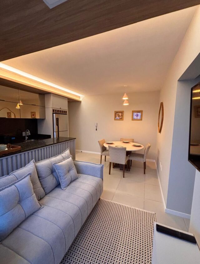 Apartamento MOBILIADO E EQUIPADO à venda por R$ 495.000,00 no bairro São Vicente ✨

• Cozinha/living
• 2 quartos
• Banheiro social
• Sacada com churrasqueira a carvão 

• Vaga de garagem privativa descoberta

Condomínio:
• 2 elevadores
• ⁠Torre Única 
• ⁠4 apartamentos por andar
• ⁠Acesso automatizado 

Lazer:
• Academia
• 2 salões de festas
• Mercadinho

Valor: R$ 495.000,00