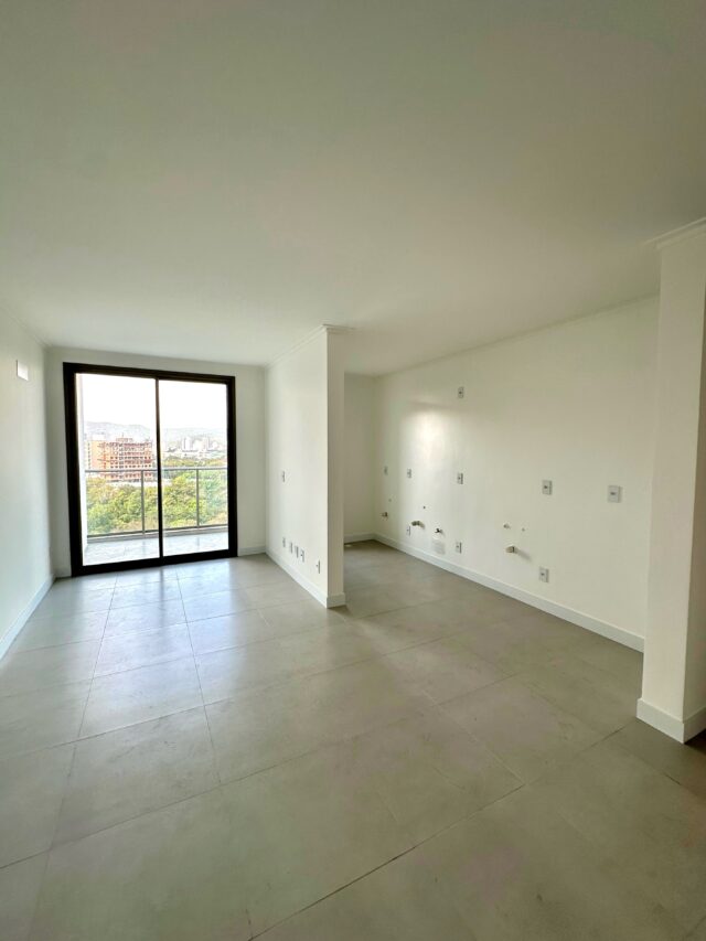 APARTAMENTO COM TRÊS DORMITÓRIOS NO SÃO VICENTE HOME CLUB POR R$ 750 MIL‼️

• 84,30 m² de área privativa
• 3 dormitórios, sendo 1 suíte
• Living integrado com sala de estar, jantar e cozinha
• Ampla sacada gourmet com churrasqueira a carvão
• Linda vista para o Centro de Itajaí
• 2 vagas de garagem 
• Área de lazer estilo Home Club

Entre em contato para mais informações ou agende sua visita.
