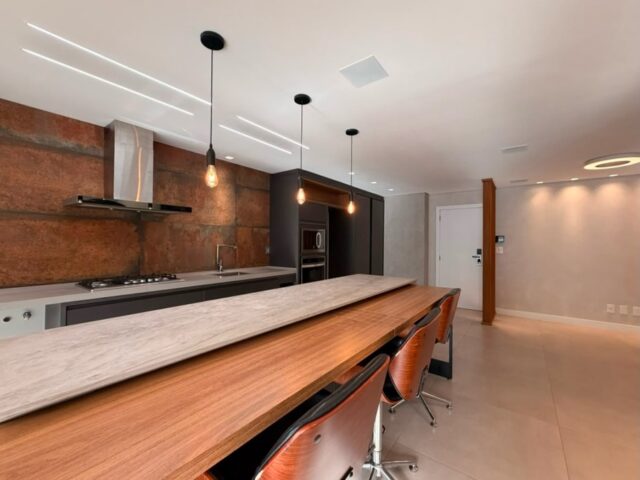 APARTAMENTO SEMIMOBILIADO A POUCOS METROS DO MAR EM CABEÇUDAS 🏝️

• 90 m² de área privativa
• 1 suíte + 1 dormitório
• Sala de estar e jantar integradas
• Cozinha
• Área de serviço
• Semimobiliado
• 2 vagas de garagem
• Home Box

Lazer e conveniência completos:

• Portaria e hall de entrada
• Office e lavanderia
• Espaço Teen e Espaço Kids
• Salão de festas e espaços gourmet
• Salão de jogos
• Academia
• Sauna e spa
• Piscina adulto e infantil
• Deck da piscina e deck molhado
• Praça do fogo
• Espaço Zen
• Boate / Garage Band
• Bicicletário
• Vestiário para colaboradores

Tudo isso a poucos passos do mar! 🌊 

R$ 1.550.000

Entre em contato para mais informações ou agende sua visita.