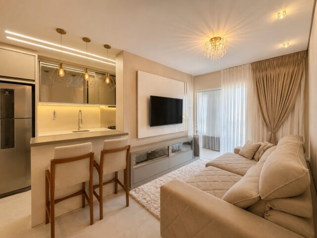 ✨ Porteira fechada

📍 Vila Operária | Itajaí 

Com 96 m² privativos, este apartamento entrega silêncio, privacidade e uma vista espetacular da cidade e do porto.

Projeto de interiores completo, marcenaria sob medida, iluminação arquitetônica e acabamento premium, impecável e pronto para morar.

Apto totalmente mobilidado e equipado, onde ficam todos os móveis planejados e soltos. Ficam todos os eletrodomésticos, Tvs da sala e dois quartos,  torneiras docol com água quente, filtro de água instalado na parede, aquecimento a gás nos chuveiros e torneiras, todos os ambientes com ar condicionado e cortinas.

✔️ 3 quartos, sendo 2 suítes + home office
✔️ Living integrado com cozinha equipada
✔️ Sacada fechada com churrasqueira
✔️ Lavabo
✔️ 2 vagas + depósito

🏊‍♂️ Condomínio com área de lazer completo, piscina adulto e infantil, brinquedoteca, parquinho externo, academia, bicicletário e espaço pet.

R$ 1.280.000,00
Não aceita permuta.
Aceita financiamento.