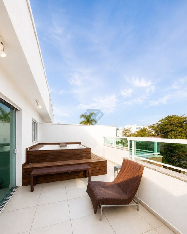 SOBRADO TRIPLEX COM 3 SUÍTES NA PRAIA BRAVA 🌊

Este belíssimo sobrado triplex possui 189 m² de área privativa, com ambientes amplos e bem distribuídos.

3 suítes
Living integrado com sala de estar, jantar e cozinha
Lavabo
Área de serviço
Garagem para 2 carros e 1 moto
Acabamentos modernos e excelente padrão construtivo

Lazer privativo no terceiro pavimento:
Jacuzzi
Salão de festas

Avalia permuta por apartamento de menor valor e aceita veículo como parte do pagamento.

◽R$ 2.770.000

Agende sua visita!