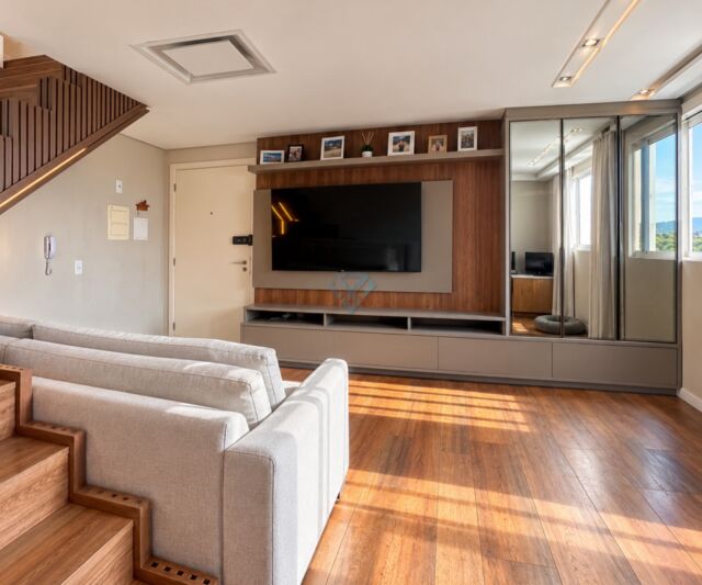 APARTAMENTO DUPLEX COM 3 DORMITÓRIOS POR R$ 750.000 ✔️

📍Edifício Parque Europeu - bairro Canhanduba 

Um apartamento duplex, amplo e com área externa, ideal para quem busca mais espaço e conforto para a família.

Detalhes do imóvel:

• 112,70 m² privativos
• 3 dormitórios, sendo 1 suíte
• Área externa privativa
• 2 vagas de estacionamento
• Apartamento completamente mobiliado

Lazer do empreendimento:

• 2 salões de festas
• 2 espaços gourmet
• Mercadinho
• Espaço Mulher
• Home Office

Valores:

R$ 750.000 — completamente mobiliado
R$ 720.000 — com móveis fixos