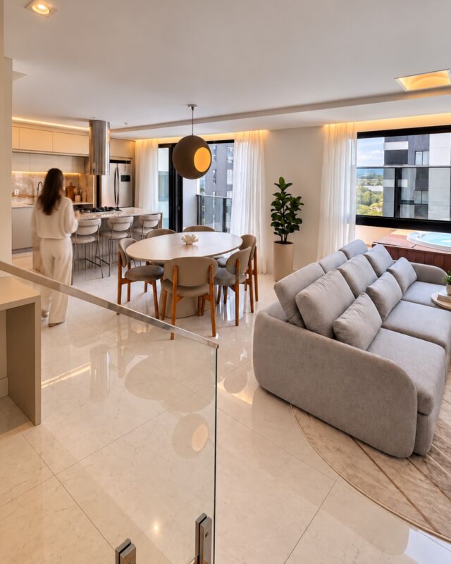 APARTAMENTO DUPLEX COM JACUZZI NA PRAIA BRAVA

Duplex finamente mobiliado, equipado e nunca habitado, em empreendimento moderno e recém-entregue.

Cada ambiente do duplex reúne itens de bom gosto, em uma planta de excelente distribuição, com jacuzzi privativa.

Características

	•	3 dormitórios (1 suíte + 2)
	•	2 vagas de garagem

Valor: R$ 3.490.000

Agende uma visita e conheça este belíssimo apartamento de perto.