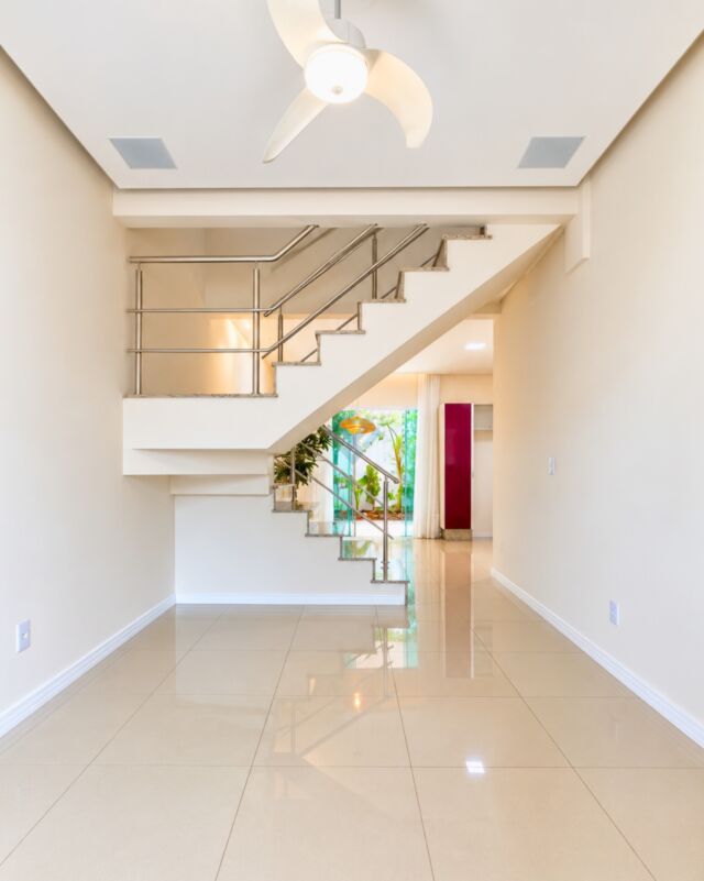 SOBRADO | 3 DORMITÓRIOS | 139M² | R$ 990.000 ✨

📍Bairro Dom Bosco 

Sobrado totalmente reformado, pronto para morar, com 139m², ambientes amplos e uma excelente área externa.

Detalhes do imóvel:

• 3 dormitórios, sendo 1 suíte
• Sala de estar e jantar
• Cozinha
• Banheiro social + lavabo
• Área de serviço
• 2 vagas de garagem
• Quintal com churrasqueira e forno a lenha
• Deck em Ipê e acabamento com pedras Moledo

Diferenciais:

• Imóvel totalmente reformado
• Parte elétrica nova
• Pintura nova
• Ar-condicionado Inverter em todos os cômodos
• Sistema de som
• Imóvel vazio e pronto para morar

De R$ 1.100.000
Por R$ 990.000 ✔️

Agende sua visita!